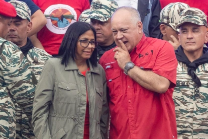 La presidenta encargada de Venezuela, Delcy Rodríguez (c.i.), y el ministro de Interior, Justicia y Paz, Diosdado Cabello (c.d.), en Caracas (Venezuela).