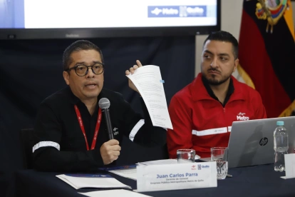 El gerente del Metro, Juan Carlos Parra, y Bruno León, gerente de Operaciones, presentaron informes técnicos para responder cuestionamientos sobre el funcionamiento del metro.
