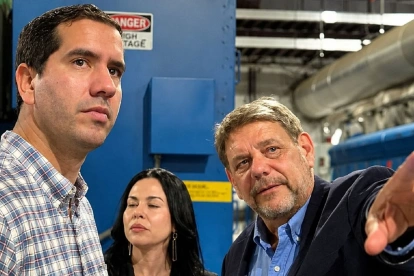 Viaje. En mayo de 2024, el ministro Roberto Luque viajó por invitación de Karla Saud a las instalaciones de Progen y se reunió con  el CEO de Progen, John Manning.
