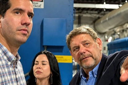 Viaje. En mayo de 2024, el ministro Roberto Luque viajó por invitación de Karla Saud a las instalaciones de Progen y se reunió con el CEO de Progen, John Manning.