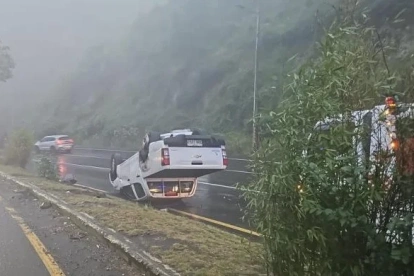 Una camioneta quedó volcada tras un choque múltiple en la avenida Simón Bolívar, a la altura de Guápulo.