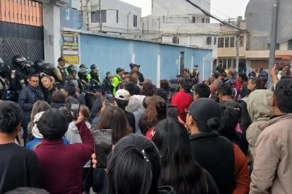 Decenas de padres y representantes se congregaron desde ayer en los exteriores de la institución educativa tras conocerse la denuncia que involucra presuntamente a un practicante del establecimiento.