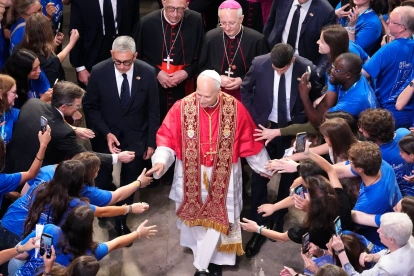 Miles de fieles se han congregado este martes por la mañana en los alrededores de la Catedral de Barcelona para recibir al papa León XIV en su primera visita.