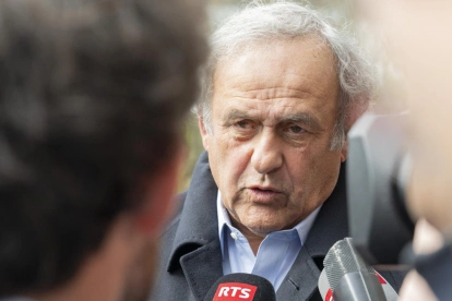 Michel Platini atiende a la prensa tras presentar la denuncia penal contra Gianni Infantino por presunta conspiración en la FIFA.