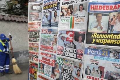 Fotografía que muestra portadas de distintos diarios en Lima (Perú).