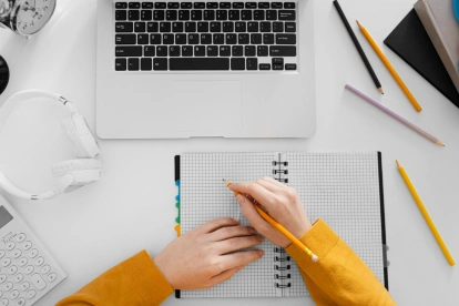 Referencial.Espacios de estudio organizados reflejan el entorno digital y académico de las becas online ofrecidas por la Universidad Europea en Ecuador.