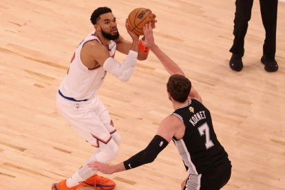 El ala-pívot y pívot de los New York Knicks, Karl-Anthony Towns, y el ala-pívot y pívot de los San Antonio Spurs, Luke Kornet, en acción durante el Juego 3 de las Finales de la NBA.
