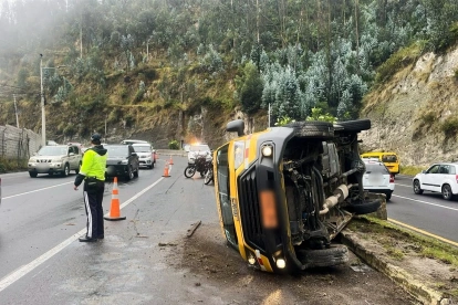 Bomberos de Quito atendió un siniestro de tránsito en la Av. Simón Bolívar, en el sector de Guápulo, en donde una furgoneta se volcó.