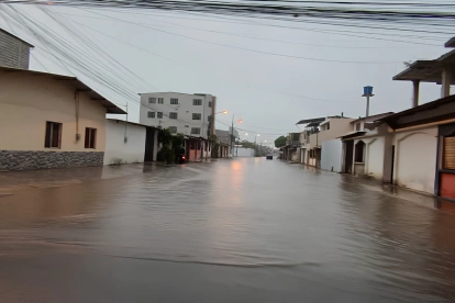 Calles urbanas de El Oro permanecen inundadas tras las intensas lluvias y el desbordamiento de ríos que obligaron a suspender clases y cerrar vías en tres cantones.”