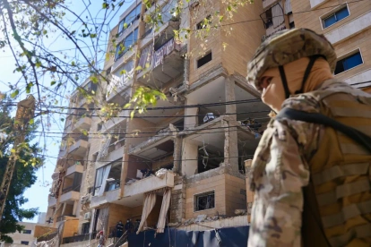 Un soldado del ejército se encuentra en el lugar de un ataque aéreo israelí contra un apartamento en los suburbios del sur de Beirut, Líbano, 07 de junio de 2026.