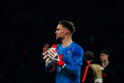 Bart Verbruggen durante un partido con Países Bajos previo al Mundial de la FIFA 2026.