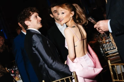 Ariana Grande y Ethan Slater en la gala anual de premios de la National Board of Review