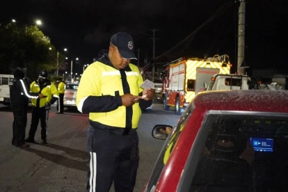 Agentes de la AMT realizan controles de alcoholemia en distintos sectores de Quito durante operativos del fin de semana.