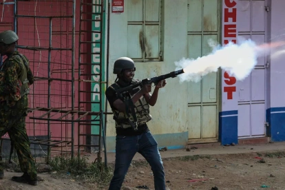 Agentes de la policía keniana lanzan botes de gas lacrimógeno contra manifestantes durante una protesta contra un centro de tratamiento del ébola en Nanyuki, Kenia, el 9 de junio de 2026.