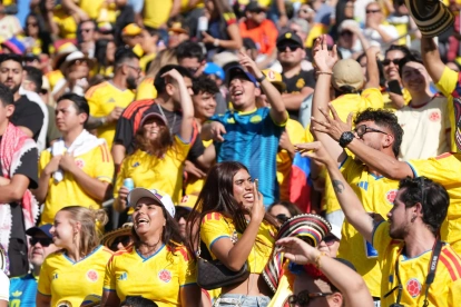 Aficionados de Colombia animan este domingo, en un partido amistoso entre Colombia y Jordania en el estadio Snapdragon de San Diego,