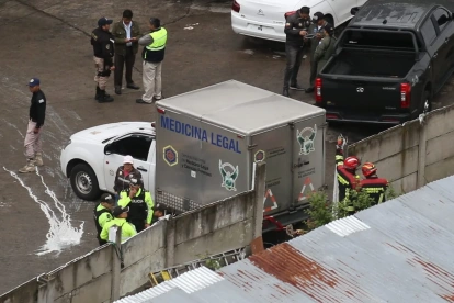Uniformados del Cuerpo de Bomberos de Quito y Policía Nacional cercaron el lugar en donde hallaron a una persona sin vida, en La Vicentina.