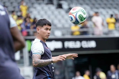 El volante ecuatoriano Jordy Alcívar durante un entrenamiento de la Tricolor.