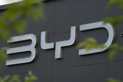 El logotipo de BYD se muestra en un concesionario de BYD en Pekín, China, el 9 de junio de 2026.