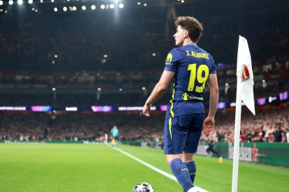 Julián Álvarez, del Atlético de Madrid, se prepara para ejecutar un saque de esquina durante el partido de vuelta de las semifinales de la Liga de Campeones de la UEFA ante el Arsenal FC.