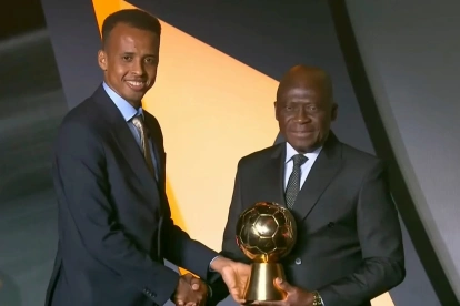 Imagen del árbitro somalí Omar Abdulkadir Artan cuando recogió el premio al árbitro masculino del año 2025 por la Confederación Africana de Fútbol.