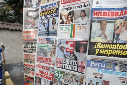 Fotografía que muestra portadas de distintos diarios en Lima (Perú).