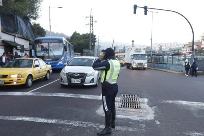 Agentes de tránsito ejecutan controles del Pico y Placa para verificar el cumplimiento de la restricción vehicular.
