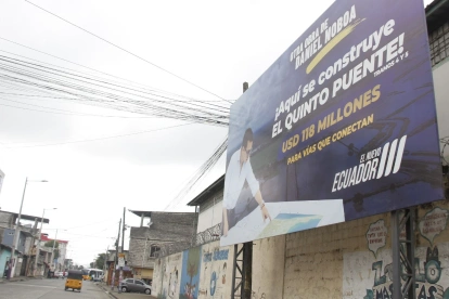 El presidente Daniel Noboa durante la presentación del proyecto del Quinto Puente. La obra enfrenta cuestionamientos judiciales relacionados con los procesos de expropiación de terrenos.