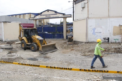 Las obras en la calle Quisquis incluyen la instalación de tuberías y la construcción de un muro y una escalinata en la zona intervenida.