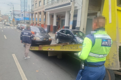 ATM retiene vehículo de funcionario denunciado por circular sin placas.
