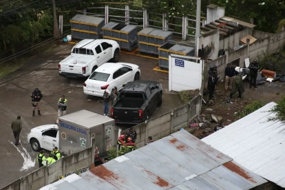 En esta zona de la quebrada de La Vicentina, en el centro norte de Quito, miembros de la Policía Nacional y del Cuerpo de Bomberos rescataron el cuerpo sin vida de la joven universitaria.