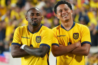 John Yeboah y Anthony Valencia festejan un gol de la selección ecuatoriana.