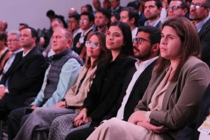 Doménica López Arboleda (de abrigo negro) fue abogada externa de Inycofyi, asesora del Ministerio de Energía y ahora es socia del dueño de Inycofyi.