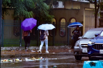 Los paraguas volvieron a utilizarse en Guayaquil y otras ciudades del país ante el retorno de las lluvias.