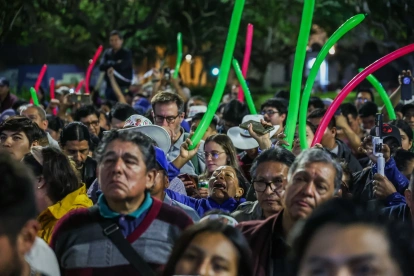 Seguidores del candidato izquierdista Roberto Sánchez esperan por los resultados electorales en Lima.