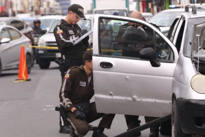 Personal de Criminalística realizó las pericias tras el ataque armado en el centro de Guayaquil.