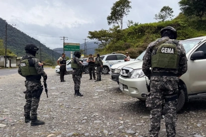 Agentes antidrogas inspeccionaron el vehículo donde fueron hallados 24 paquetes de clorhidrato de cocaína ocultos en compartimentos internos en Río Verde, Tungurahua.