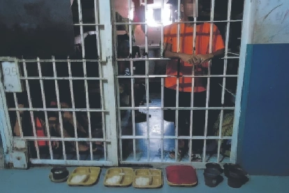 Alimentación. No todos los reclusos reciben su porción de comidad en la bandeja designada para ellos.