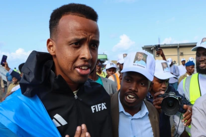 El árbitro somalí Omar Abdulkadir Artan, cuya entrada a EE. UU. fue denegada la semana pasada cuando iba a participar en el Mundial 2026, fue recibido como un héroe a su regreso a Somalia.