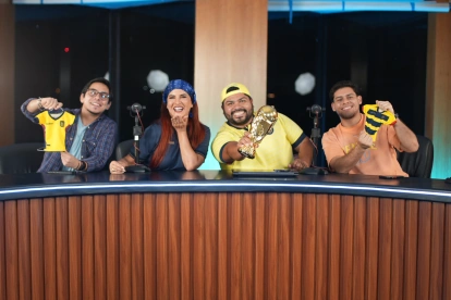 Los panelistas durante la grabación del nuevo podcast de Expreso, con símbolos alusivos al fútbol.
