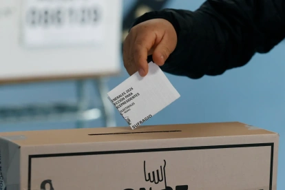 Una persona que deposita un voto en una urna el domingo 7 de junio de 2026, durante la segunda vuelta de las elecciones presidenciales en Perú.