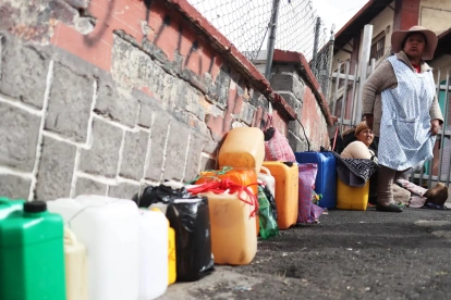Mujeres aimaras esperan para comprar combustible este martes, en La Paz (Bolivia).