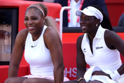 Serena Williams y Victoria Mboko celebran su victoria en dobles durante el HSBC Championships de Queen's Club