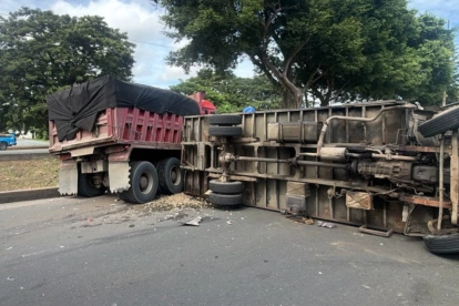 Un camión quedó volcado sobre la calzada y obligó al cierre temporal de dos carriles este 10 de junio.