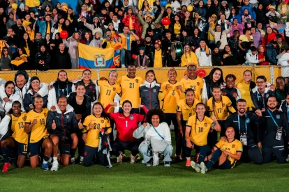 Jugadoras de la Selección de Ecuador celebran junto a los hinchas su clasificación al repechaje.