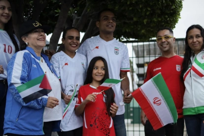 Aficionados iraníes muestran banderas y camisetas durante la llegada de su selección al Aeropuerto Internacional de Tijuana, rumbo al Mundial 2026.
