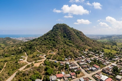 Vista aérea del cerro de Montecristi, donde se instalará el nuevo radar para detectar vuelos ilícitos a partir de 2027.