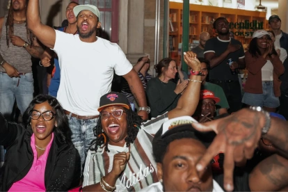 Aficionados se reúnen en las calles para seguir el partido entre los New York Knicks y los San Antonio Spurs en las Finales de la NBA, en Nueva York.