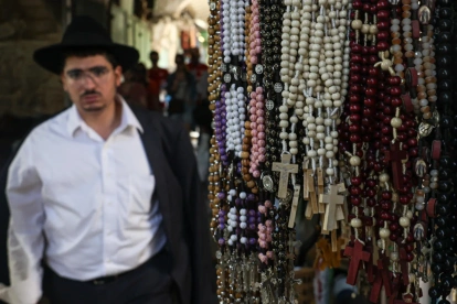 Vista de collares con la cruz cristiana en la Ciudad Vieja de Jerusalén.
