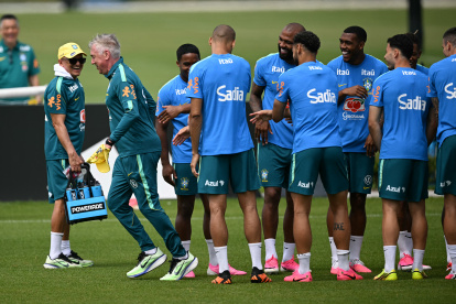 El plantel recibió al seleccionador Carlo Ancelotti con el tradicional “pasillito”