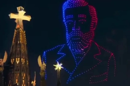 El rostro de Gaudí ilumina el cielo de Barcelona